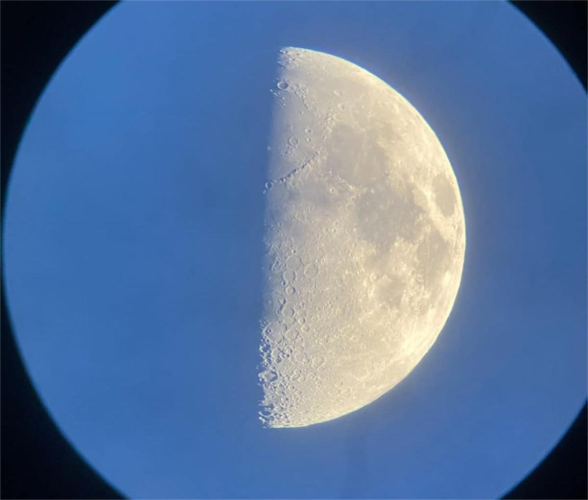 astrophotography the moon through essenwi telescope